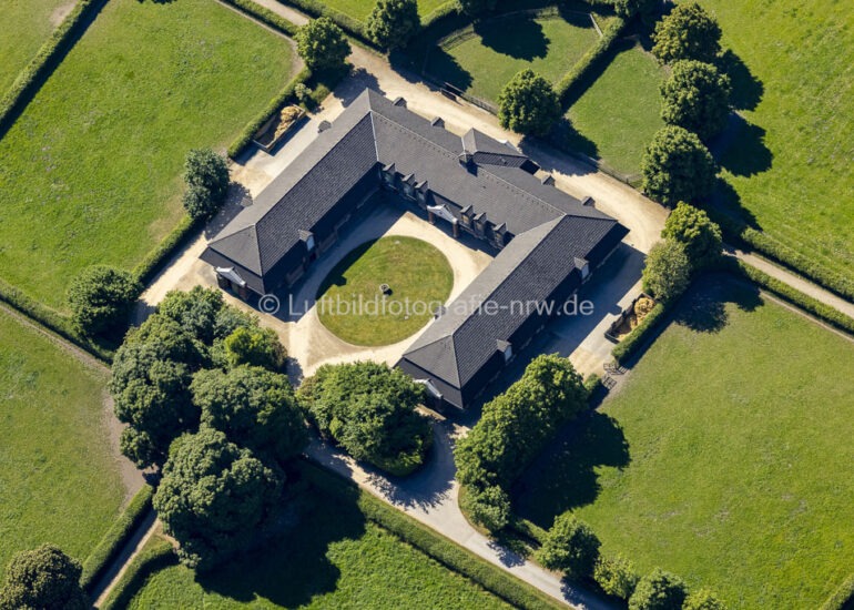 Luftaufnahme Gebäude und Parkanlagen des Gutshauses in Bergheim im Bundesland Nordrhein-Westfalen, Deutschland