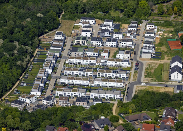 Luftbild Wohngebiet einer Einfamilienhaus-Siedlung in Bedburg Ortsteil Kaster im Bundesland Nordrhein-Westfalen, Deutschland