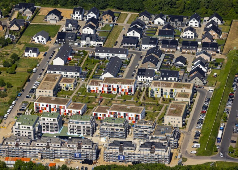 Luftbild Baustelle zum Neubau- Wohngebiet einer Ein und Mehrfamilienhaus- Siedlung des Baugebiets 