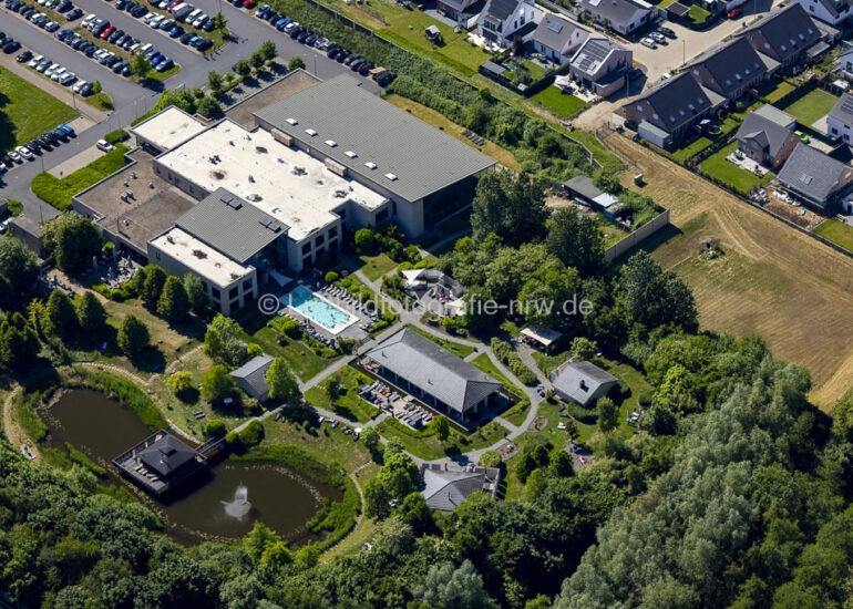 luftbilder Bedburg,Luftbilder https://luftbildfotografie-nrw.de/wp-content/uploads/2022/12/Luftbild-Bedburg-50181-Schloss-Bedburg-Graf-Salm-Strasse-8534-1.jpg