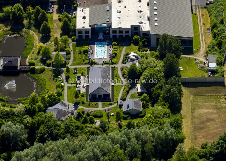Luftbild Therme und Schwimmbecken am Freibad der Freizeiteinrichtung in Bedburg im Bundesland Nordrhein-Westfalen, Deutschland