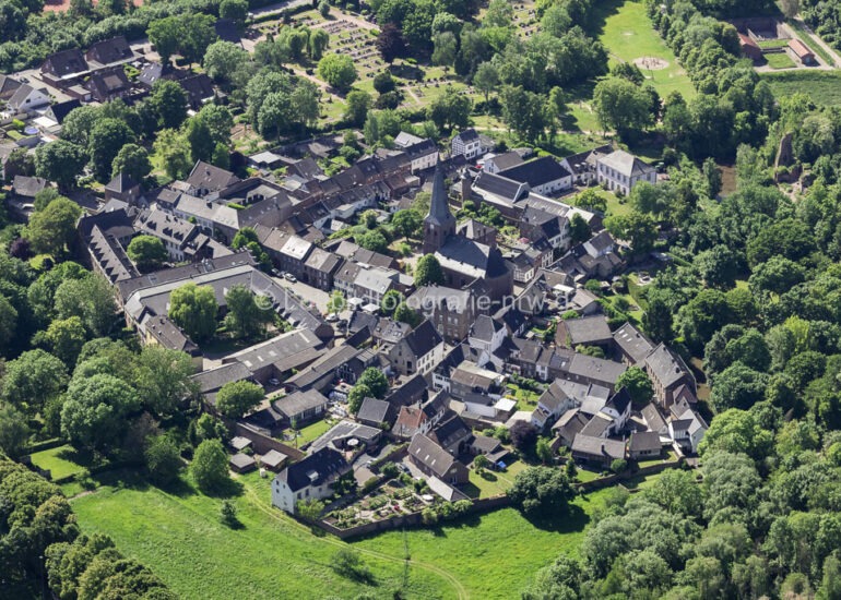 luftbilder Bedburg,Luftbilder https://luftbildfotografie-nrw.de/wp-content/uploads/2022/12/Luftbild-Bedburg-50181-Schloss-Bedburg-Graf-Salm-Strasse-8534-1.jpg
