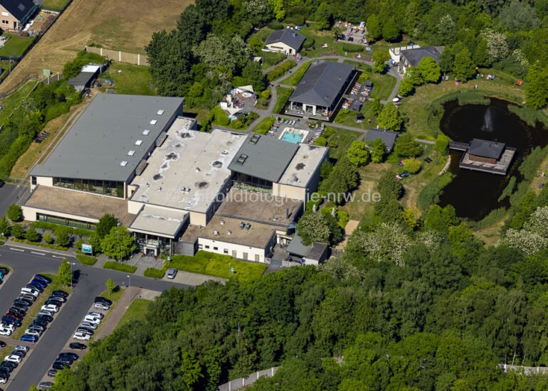 Luftbildfotografie und Luftbild Bedurg Therme und Schwimmbecken am Freibad der Freizeiteinrichtung in Bedbur
