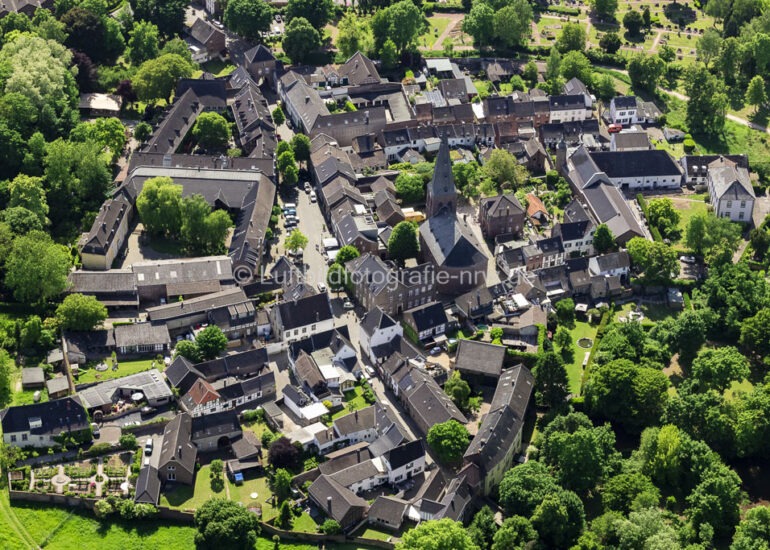 luftbilder Bedburg,Luftbilder https://luftbildfotografie-nrw.de/wp-content/uploads/2022/12/Luftbild-Bedburg-50181-Schloss-Bedburg-Graf-Salm-Strasse-8534-1.jpg