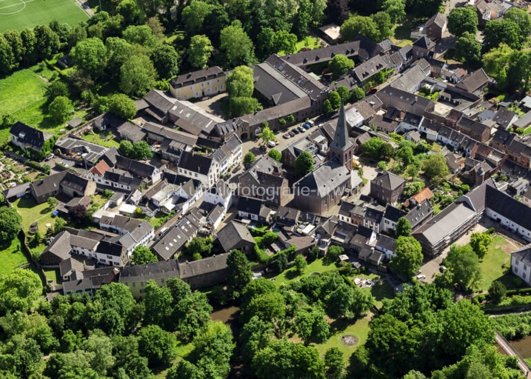 luftbilder Bedburg,Luftbilder https://luftbildfotografie-nrw.de/wp-content/uploads/2022/12/Luftbild-Bedburg-50181-Schloss-Bedburg-Graf-Salm-Strasse-8534-1.jpg