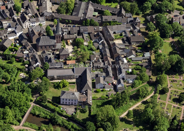 luftbilder Bedburg,Luftbilder https://luftbildfotografie-nrw.de/wp-content/uploads/2022/12/Luftbild-Bedburg-50181-Schloss-Bedburg-Graf-Salm-Strasse-8534-1.jpg