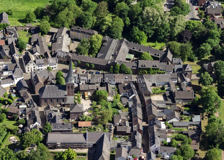 luftbilder Bedburg,Luftbilder https://luftbildfotografie-nrw.de/wp-content/uploads/2022/12/Luftbild-Bedburg-50181-Schloss-Bedburg-Graf-Salm-Strasse-8534-1.jpg
