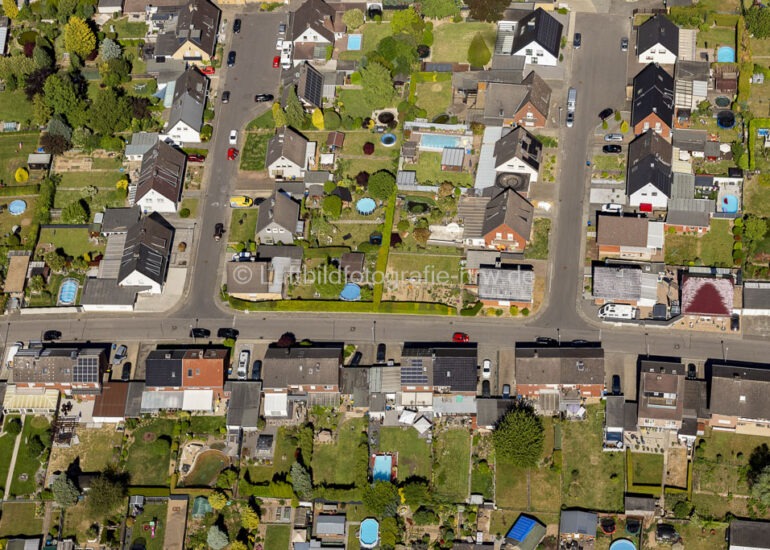 Luftbildfotografie und Luftbild Bedurg Luftaufnahme Wohngebiet einer Einfamilienhaus- Siedlung in Bedburg im Bundesland Nordrhein-Westfalen, Deutschland
