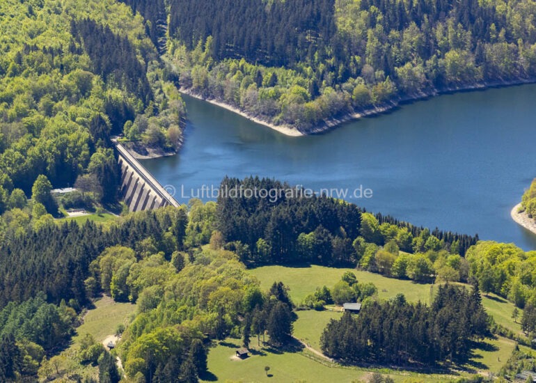 Luftaufnahme Stausee und Staudamm in Hellenthal im Bundesland Nordrhein-Westfalen, Deutschland