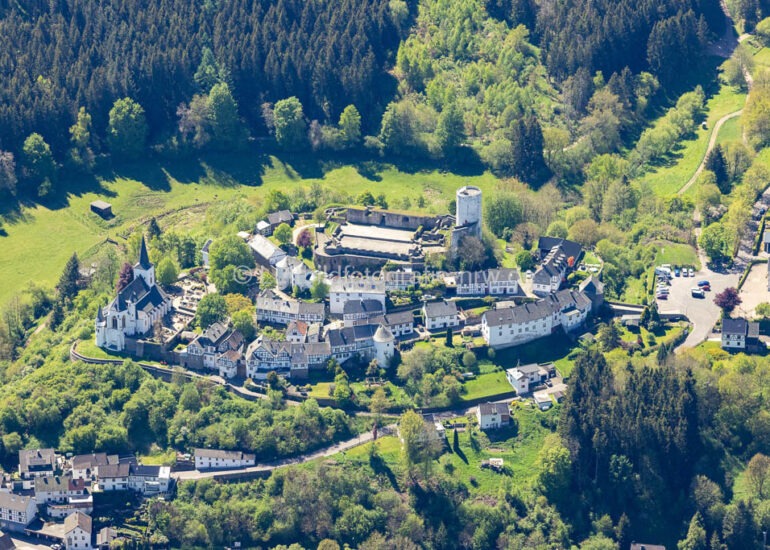 Luftaufnahme Burganlage des Schloss in Reifferscheid im Bundesland Nordrhein-Westfalen, Deutschland
