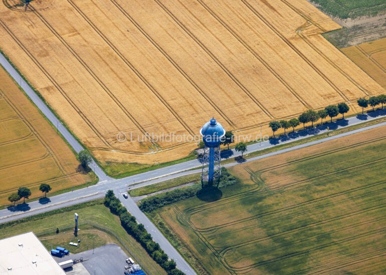 Bauwerk des blauen Industriedenkmales Wasserturm in Ahlen im Bundesland Nordrhein-Westfalen.