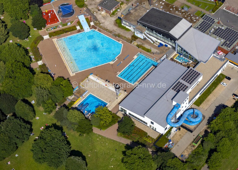 Luftbild Therme und Schwimmbecken am Freibad der Freizeiteinrichtung 