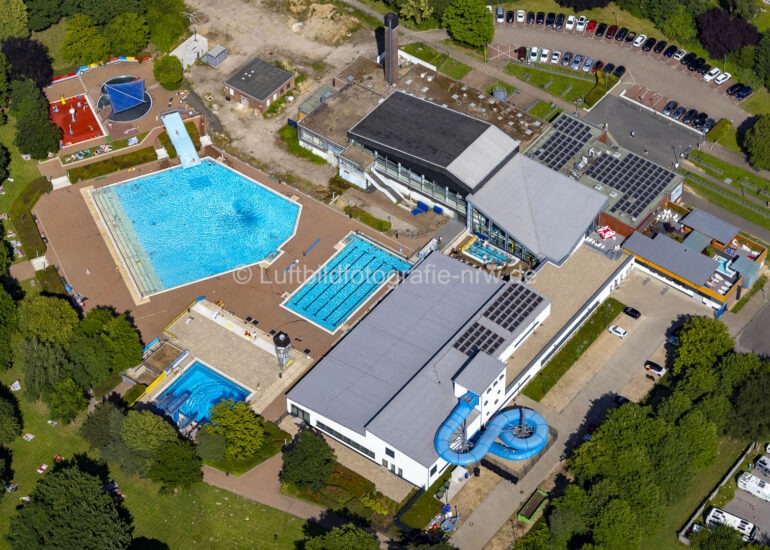 Luftbild Therme und Schwimmbecken am Freibad der Freizeiteinrichtung 