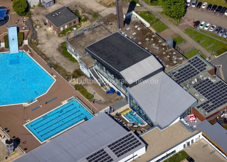 Luftbild Therme und Schwimmbecken am Freibad der Freizeiteinrichtung 
