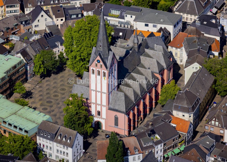Luftbild Kirchengebäude 