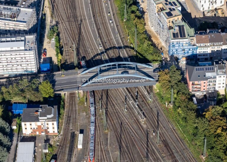 Straßen- Brückenbauwerk an der Burtscheider Straße in Aachen im Bundesland Nordrhein-Westfalen, Deutschland