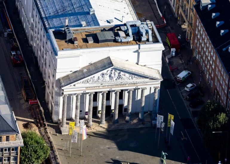 Theater Aachen in der Innenstadt am Theaterplatz von Aachen im Bundesland Nordrhein-Westfalen. Aachen ist kreisfreie Kurstadt, Bischofssitz und westlichste Großstadt Deutschlands. In der historischen Innenstadt im Stadtteil Mitte befindet sich das auffällige weiße, längliche Gebäude des Theaters.