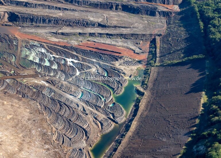 luftbilder Bedburg,Luftbilder https://luftbildfotografie-nrw.de/wp-content/uploads/2022/12/Luftbild-Bedburg-50181-Schloss-Bedburg-Graf-Salm-Strasse-8534-1.jpg