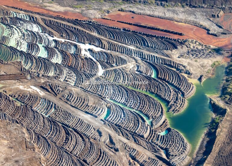 Luftbild Schichten einer Bergbau- Abraumhalde 
