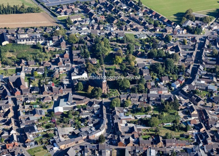 Ortsansicht der Straßen und Häuser der Wohngebiete in Kirchherten im Bundesland Nordrhein-Westfalen, Deutschland