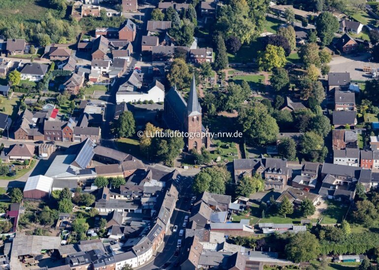 luftbilder Bedburg,Luftbilder https://luftbildfotografie-nrw.de/wp-content/uploads/2022/12/Luftbild-Bedburg-50181-Schloss-Bedburg-Graf-Salm-Strasse-8534-1.jpg