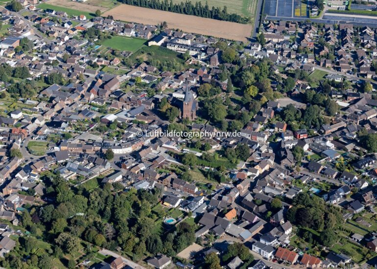 luftbilder Bedburg,Luftbilder https://luftbildfotografie-nrw.de/wp-content/uploads/2022/12/Luftbild-Bedburg-50181-Schloss-Bedburg-Graf-Salm-Strasse-8534-1.jpg