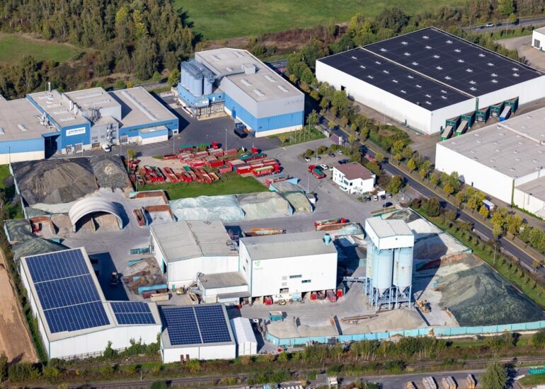 Luftbild Gelände des Betriebshofes der GRI Glasrecycling GmbH an der Edisonstraße im Ortsteil Stürzelberg in Dormagen im Bundesland Nordrhein-Westfalen, Deutschland.