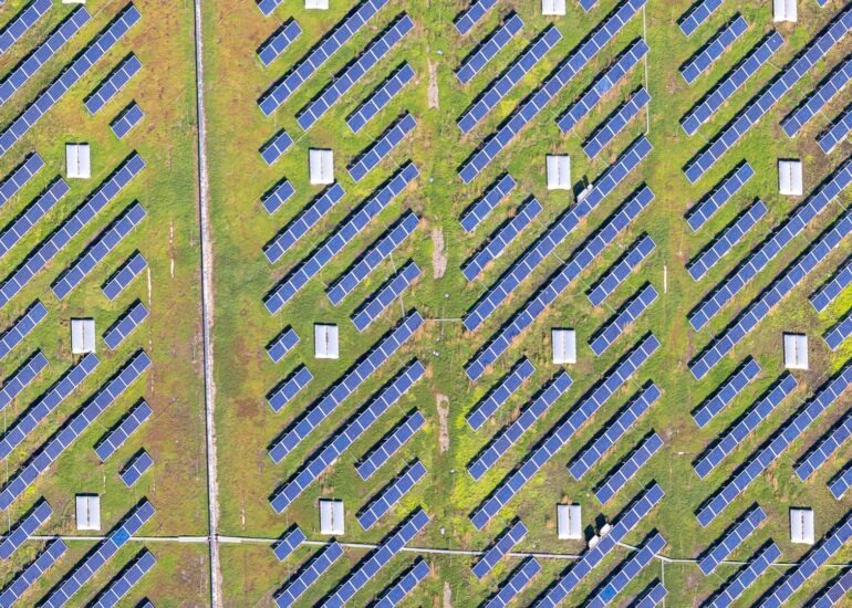 Luftbild Solarkraftwerk und Photovoltaik- Anlagen in einem Feld in Dormagen im Bundesland Nordrhein-Westfalen, Deutschland