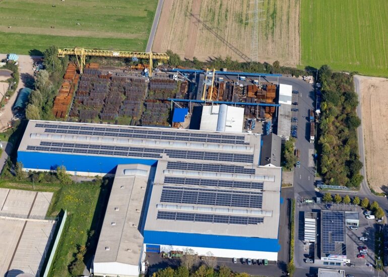 Luftbild Gebäude und Produktionshallen auf dem Werksgelände des Metallproduzenten 