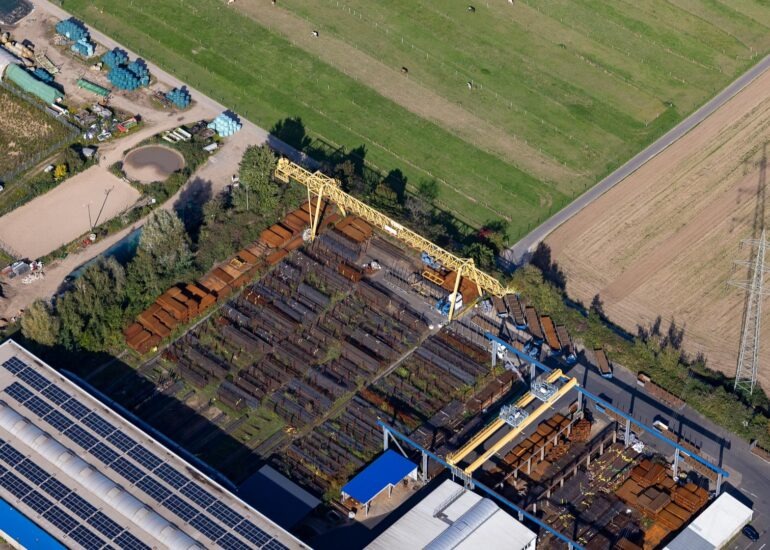 Luftbild Gebäude und Produktionshallen auf dem Werksgelände des Metallproduzenten 