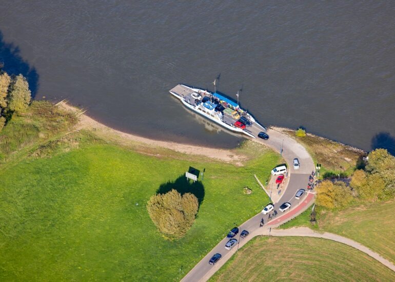 Luftbild Ankerndes Fähr- Schiff 