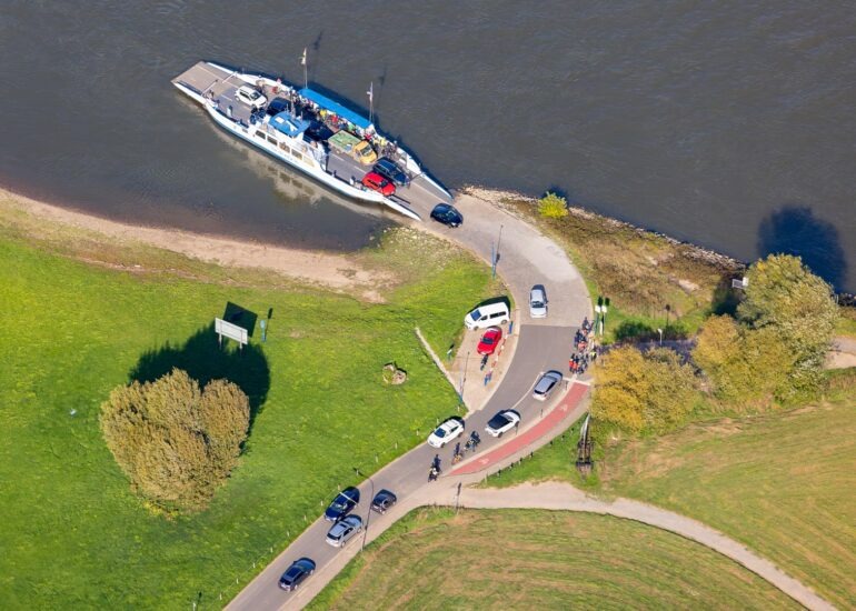 Luftbild Ankerndes Fähr- Schiff 