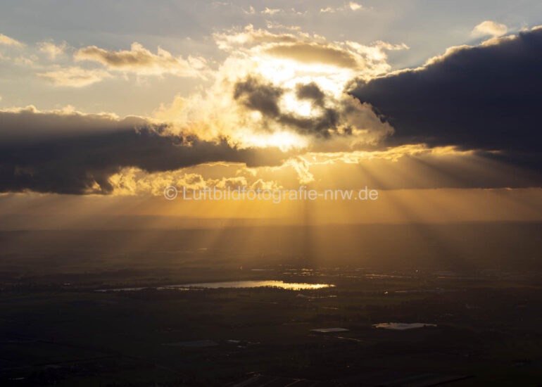 Luftbildfotografie Sonnenlicht über der Landschaft in Kempen im Bundesland Nordrhein-Westfalen, Deutschland