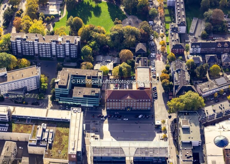 Luftbild Innenstadtansicht mit dem ZOB Omnibus- Bahnhof vom Verkehrsverbund der Verkehrsbetriebe Rhein- Ruhr am Berliner Platz in Bottrop
