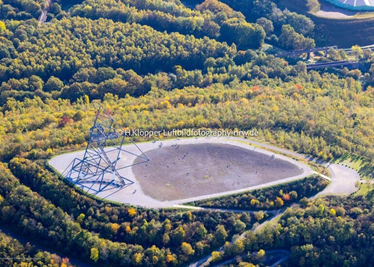Luftbild Aussichtturm Tetraeder auf der Halde an der Beckstraße in Bottrop