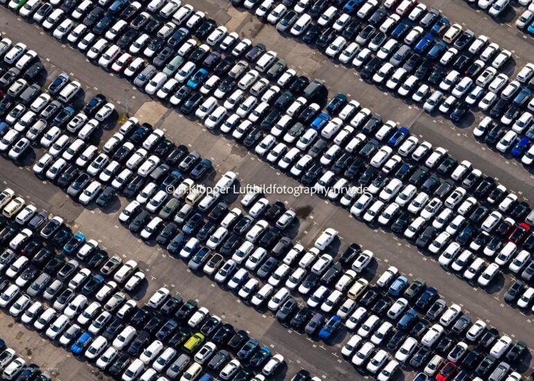 Luftbild Abstellfläche für Neuwagen PKW im Ortsteil Katernberg in Essen im Bundesland Nordrhein-Westfalen, Deutschland