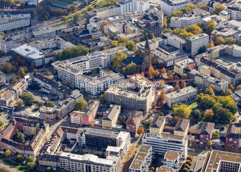 Luftbildfotografie Lufbild Kirchengebäude der Kreuzeskirche in Essen im Bundesland Nordrhein-Westfalen, Deutschland