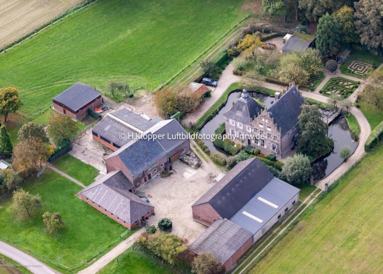 Luftbildfotografie Wassergraben mit Wasserschloß Schloss 