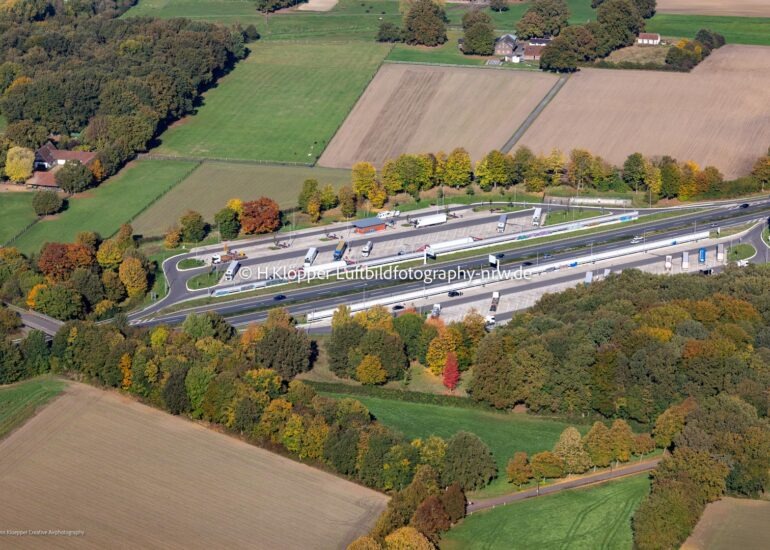 Luftbildfotografie Luftbild Autobahn- Parkplatz und Rastplatz BAB A43