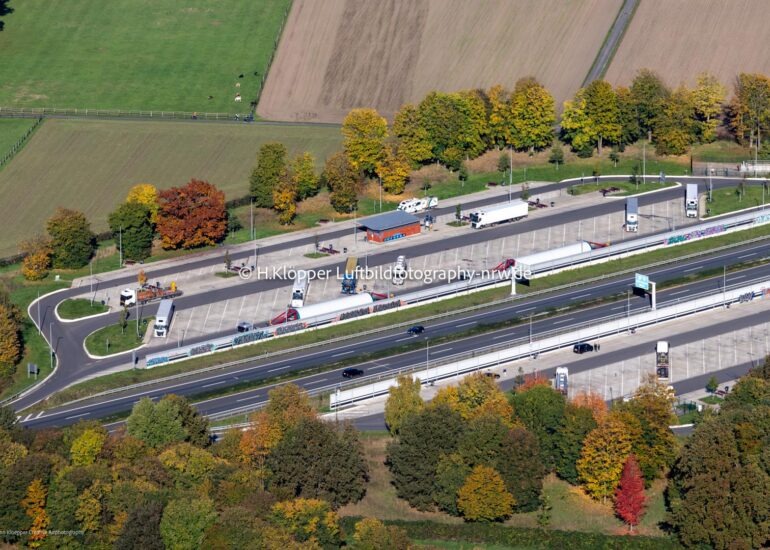 Luftbildfotografie Luftbild Autobahn- Parkplatz und Rastplatz BAB A43