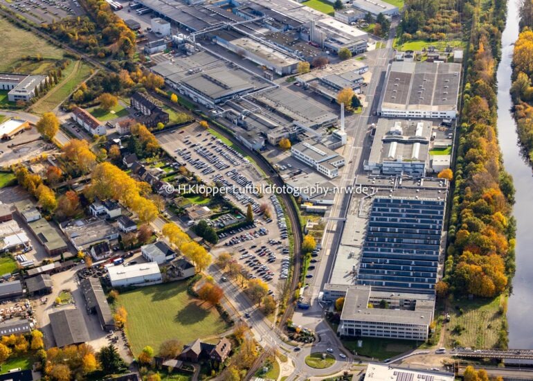 Luftbild Gebäude und Produktionshallen 