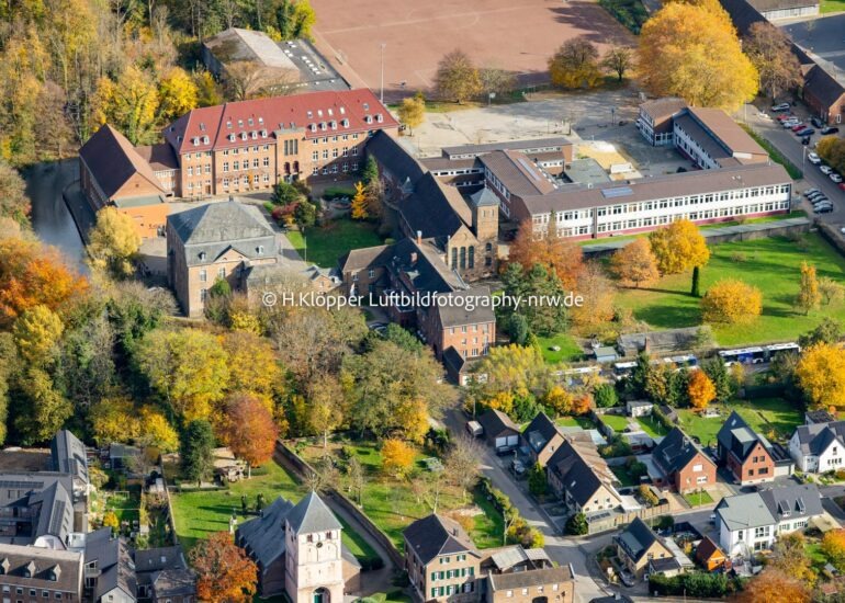Luftbild Herbstluftbild Gebäude- Ensemble 