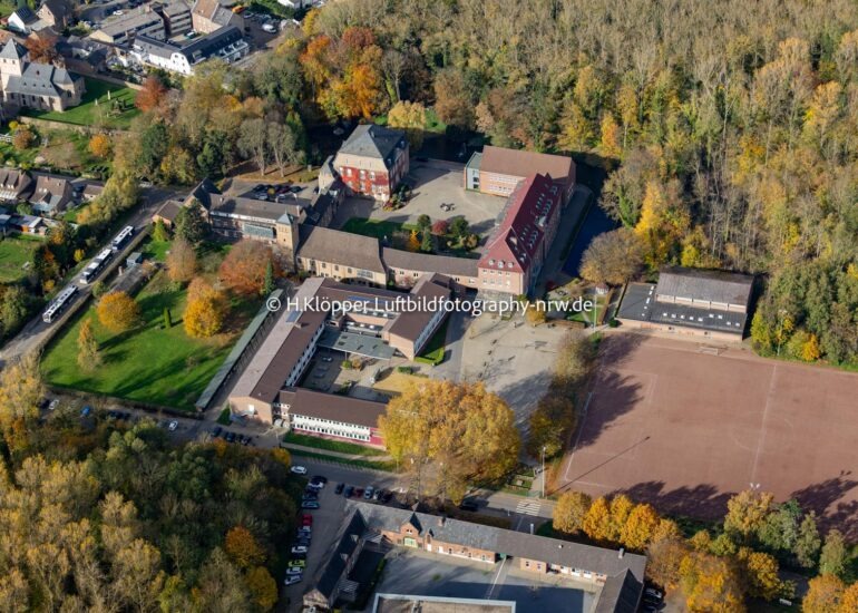 Luftbildfotografie Luftbild Herbstliche verfärbte Vegetationsansicht Gebäude- Ensemble 