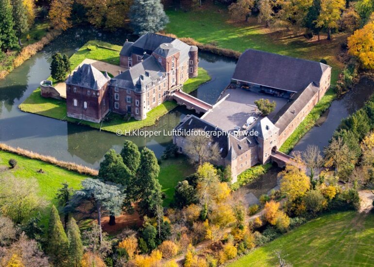 Luftbild Herbstluftbild Wassergraben mit Wasserschloß Schloss 