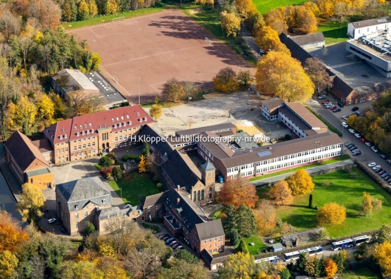 Luftbild Herbstluftbild Wassergraben mit Wasserschloß Schloss 