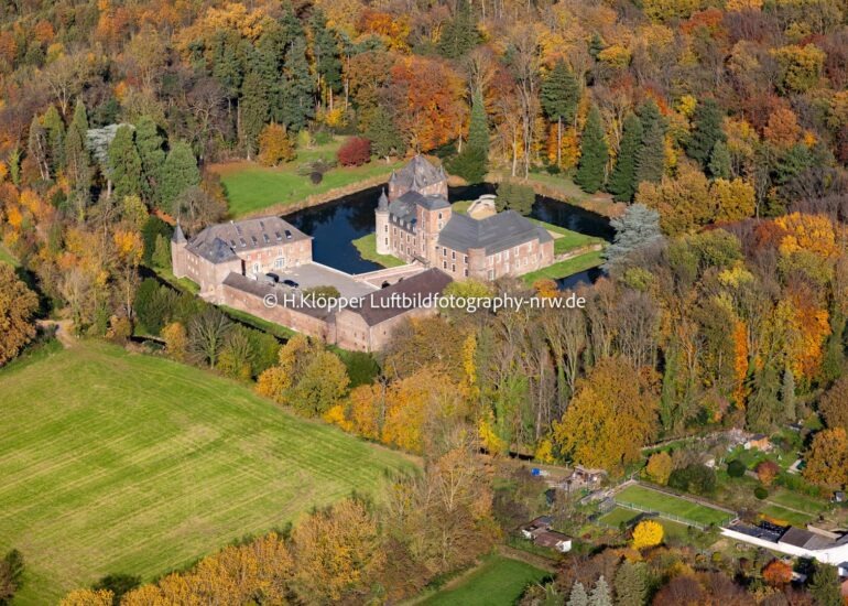 Luftbild Herbstluftbild Wassergraben mit Wasserschloß Schloss 