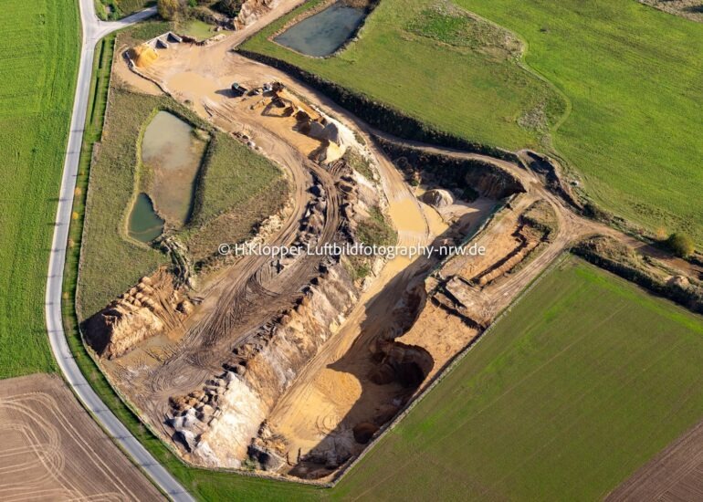 Luftbild Gelände und Abraum- Flächen des Sand- Tagebau an der Linder Straße in Viersen im Bundesland Nordrhein-Westfalen, Deutschland