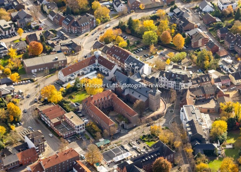 Luftbild Kirchengebäude am Schwalmaue, Rathausplatz in Wegberg im Bundesland Nordrhein-Westfalen, Deutschland
