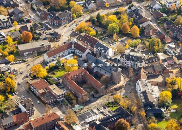 Luftbild Kirchengebäude am Schwalmaue, Rathausplatz in Wegberg im Bundesland Nordrhein-Westfalen, Deutschland