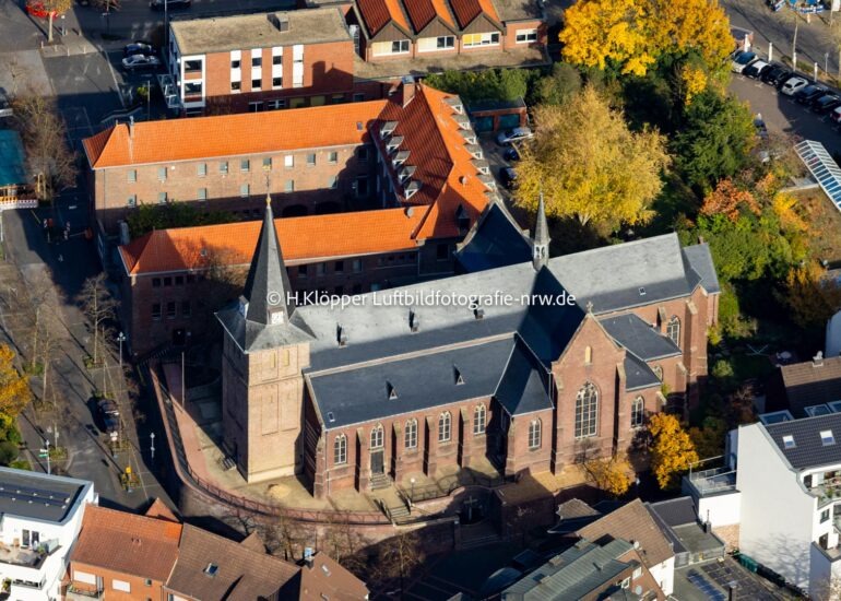 Luftbild Kirchengebäude am Schwalmaue, Rathausplatz in Wegberg im Bundesland Nordrhein-Westfalen, Deutschland